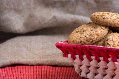 Tuzlu kurabiye tablo ve çuval bezi arka plan ayçiçeği susam serpilir