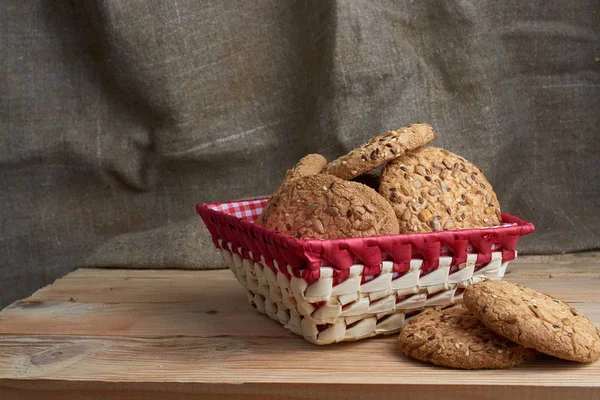 Biscoitos salgados polvilhados com sementes de gergelim, girassol na mesa e fundo de serapilheira — Fotografia de Stock