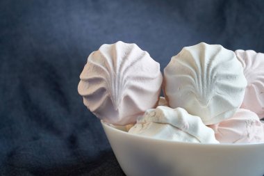 Beyaz zephyr hatmi porselen tabakta