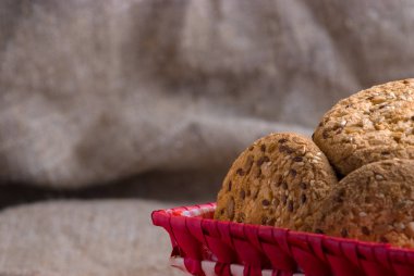 Tuzlu kurabiye tablo ve çuval bezi arka plan ayçiçeği susam serpilir