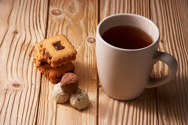 T e biscoitos em uma mesa de madeira — Fotografia de Stock