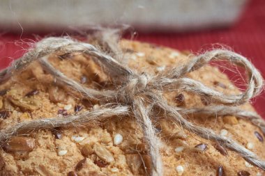 Susam, keten ve Ayçiçeği tohumları ile portre yulaf büyük bisküvi. Makro, seçici odak