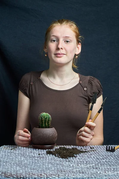 Prise Vue Une Jeune Femme Tenant Cactus Pot Serre Beau — Photo