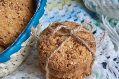 Tuzlu kurabiye susam, ekose üzerinde ayçiçeği serpilir