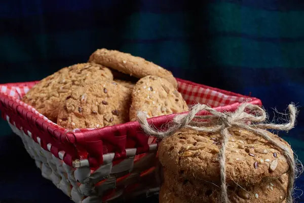 Biscoitos Aveia Caseiros Com Sementes Girassol Perto Cesta Quadriculada Vermelha — Fotografia de Stock