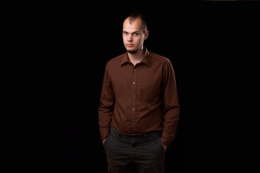 Çağdaş giyimli, modaya uygun Avrupalı bir adamın Moda Çekimi. İyi bir adamın portresi. Başarılı adam. O artık profesyonel bir model..