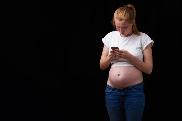 Graviditet, moderskap, teknik, människor och förväntningar koncept - ledsen gravid kvinna ringer på smartphone hemma. upprörd gravid kvinna med telefon i händerna. teknik och graviditet — Stockfoto