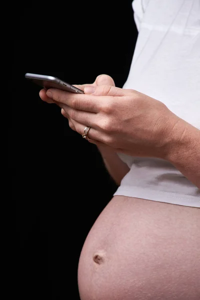 Graviditet, moderskap, teknik, människor och förväntningar koncept - ledsen gravid kvinna ringer på smartphone hemma. upprörd gravid kvinna med telefon i händerna. teknik och graviditet — Stockfoto