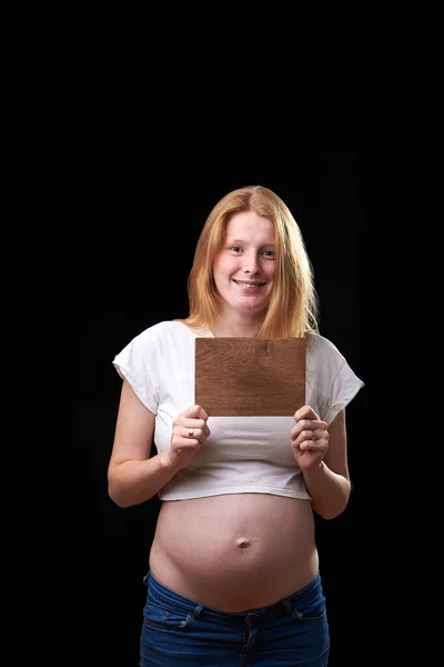 Egy boldog terhes nő portréja. hirtelen hangulatváltozás terhes nőknél — Stock Fotó
