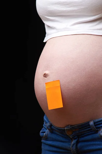 Bauch einer schwangeren Frau. Layout für die Inschrift — Stockfoto