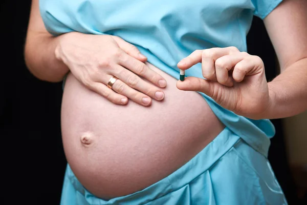 La femme enceinte utilise des comprimés de vitamines pour une alimentation saine. femme enceinte utilise des vitamines. traitement des femmes enceintes. grossesse — Photo