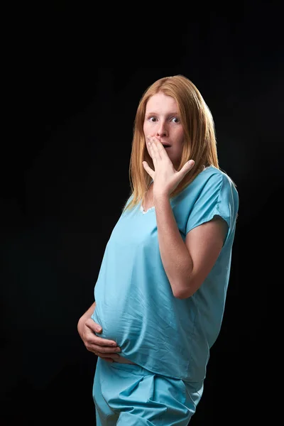 Junge schwangere Frau. Emotional schwanger. Angst vor der Schwangeren. Körperliche Gewalt in der Familie — Stockfoto