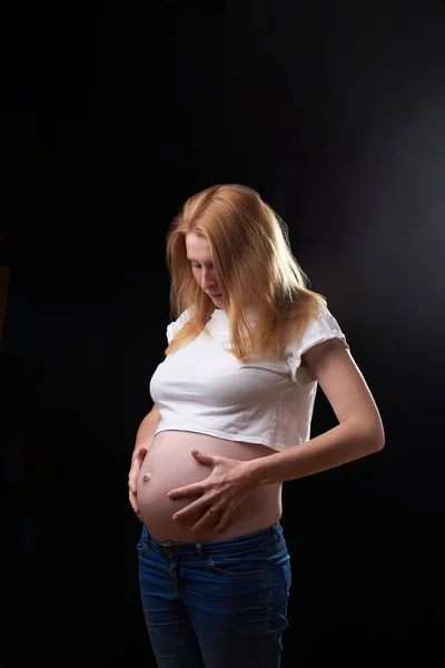 Retrato de mujer embarazada feliz. cambio brusco en el estado de ánimo de las mujeres embarazadas —  Fotos de Stock