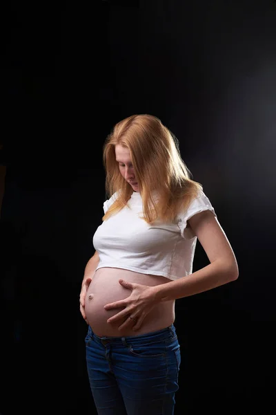 Egy boldog terhes nő portréja. hirtelen hangulatváltozás terhes nőknél Stock Kép