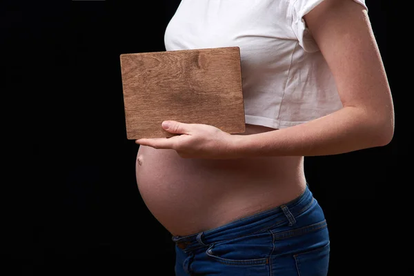Magen på gravid kvinna. layout för inskriptionen — Stockfoto