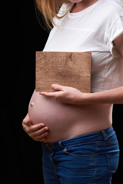 Magen på gravid kvinna. layout för inskriptionen — Stockfoto