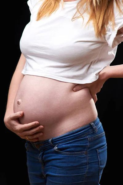 Dolor de espalda durante el embarazo. dolor de espalda y contracción durante el embarazo . —  Fotos de Stock