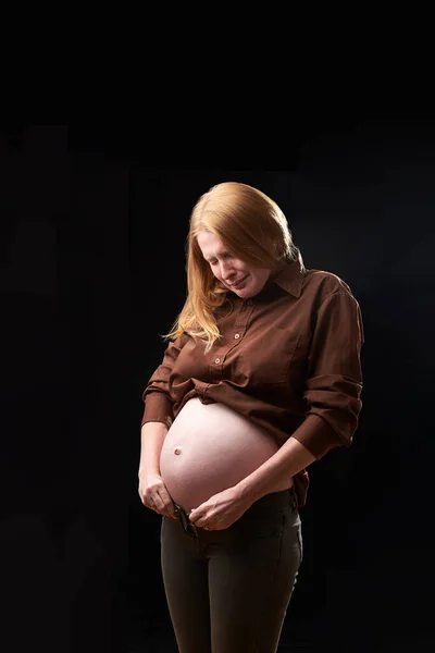 L'inconvénient de la grossesse. une femme enceinte ne peut pas attacher son pantalon. gravité des mouvements de la femme enceinte — Photo