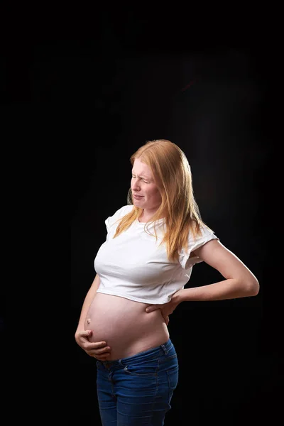 Hátfájás a terhesség alatt. hátfájás és összehúzódás a terhesség alatt. Jogdíjmentes Stock Képek