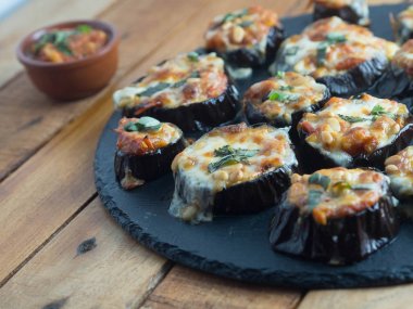 Patlıcan graten dilimlenmiş 