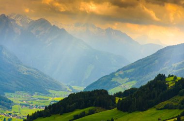 Alplerde dramatik gökyüzü