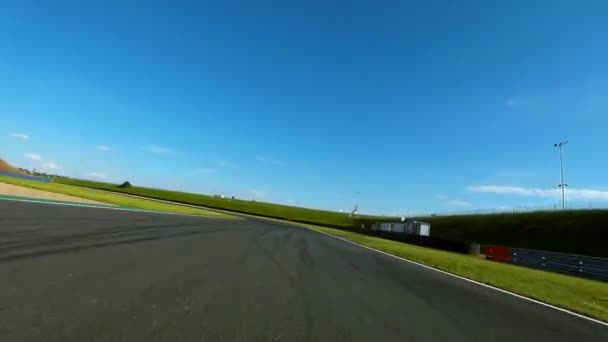 Coche deportivo en una pista de carreras con sonido de motor — Vídeos de Stock
