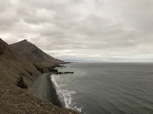 Черный пляж и Тихий океан — стоковое фото