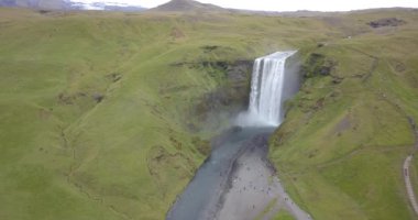 Uçan Skogafoss doğru