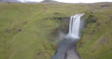 Uçan Skogafoss uzak