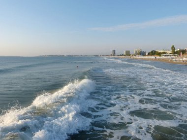 Sabahın erken saatlerinde ıssız bir kumsal