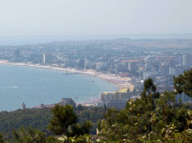 Yüksek kayalıklarla görüntülemek