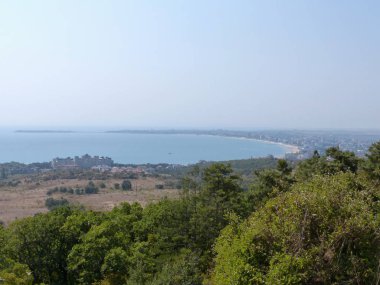 Yüksek kayalıklarla görüntülemek