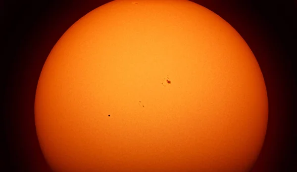 Güneşin (Mercury Transit önünde küçük gezegen Merkür ile)