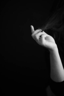 Güzel bir kadının siyah-beyaz sanat tarzı sürrealistik portresi, güzel bir modelin moda stüdyo portresi, vücut detayları.