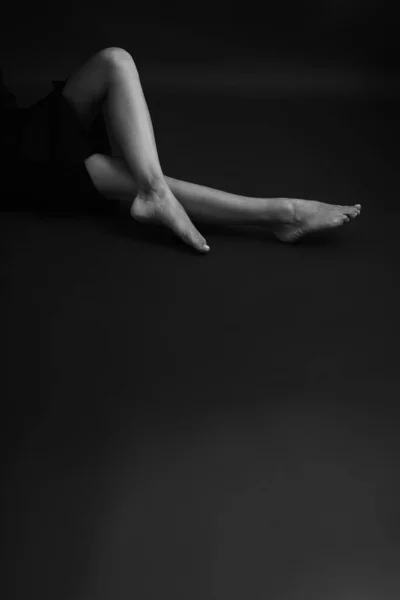 ファッションアートスタジオ黒と白の肖像画の美しい女の子 — ストック写真
