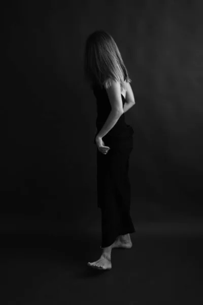 스튜디오검은 흰색으로 아름다운 소녀의 초상화 — 스톡 사진
