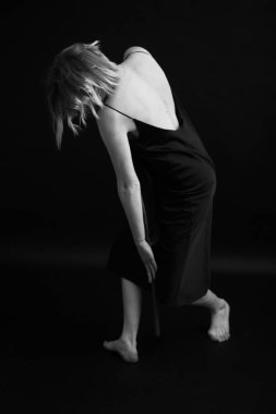 Güzel bir kadının siyah-beyaz sanat tarzı sürrealistik portresi, güzel bir kızın siyah-beyaz portresi, moda ve sanat, bitkiler ve çiçeklerle portresi.