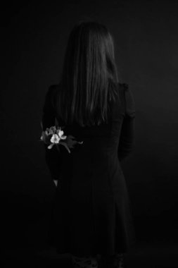 Güzel bir kadının siyah-beyaz sanat tarzı sürrealistik portresi, güzel bir kızın siyah-beyaz portresi, moda ve sanat, bitkiler ve çiçeklerle portresi.