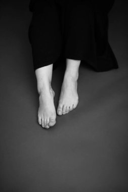 Güzel bir kadının siyah-beyaz sanat tarzı sürrealistik portresi, güzel bir modelin moda stüdyo portresi, vücut detayları.