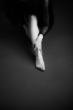 Güzel bir kadının siyah-beyaz sanat tarzı sürrealistik portresi, güzel bir modelin moda stüdyo portresi, vücut detayları.