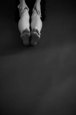 Güzel bir kadının siyah-beyaz sanat tarzı sürrealistik portresi, güzel bir modelin moda stüdyo portresi, vücut detayları.