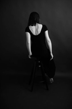 Güzel bir kadının siyah-beyaz sanat tarzı sürrealistik portresi, güzel bir modelin moda stüdyo portresi, vücut detayları.