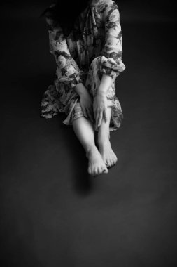 Güzel bir kadının siyah-beyaz sanat tarzı sürrealistik portresi, güzel bir modelin moda stüdyo portresi, vücut detayları.
