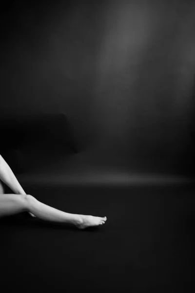 흑백의 패션초 현실적 아름다운 여성의 초상화 아름다운 모델의 스튜디오 초상화 — 스톡 사진