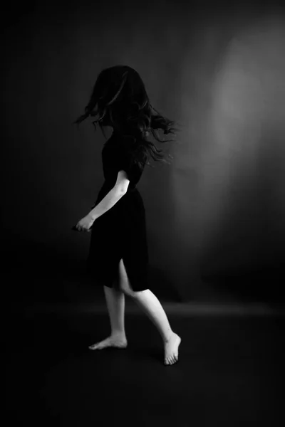 Czarno Biały Moda Sztuka Surrealistyczny Portret Pięknej Kobiety Studio Mody — Zdjęcie stockowe