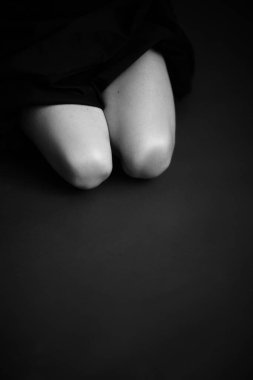 Güzel bir kadının siyah-beyaz sanat tarzı sürrealistik portresi, güzel bir modelin moda stüdyo portresi, vücut detayları.