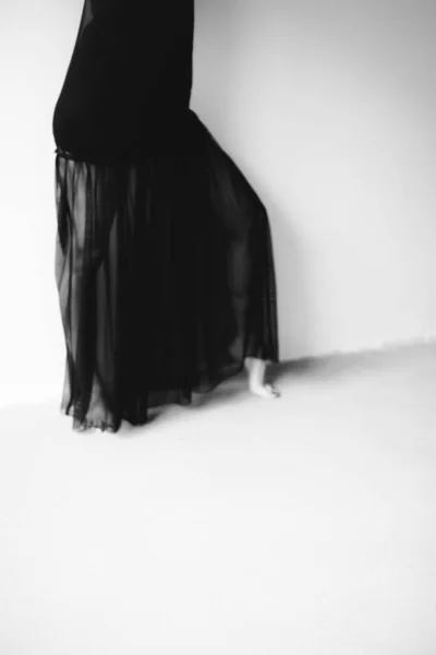 Черно Белый Художественный Сюрреалистический Портрет Красивой Женщины Модный Студийный Портрет — стоковое фото