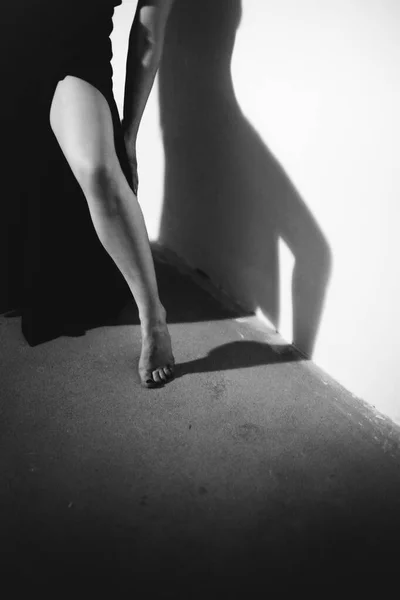 Черно Белый Художественный Сюрреалистический Портрет Красивой Женщины Модный Студийный Портрет — стоковое фото