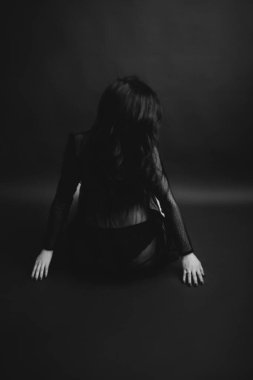 Güzel bir kadının siyah-beyaz sanat modadan sürrealist portresi, güzel bir modelin moda stüdyo resmi.