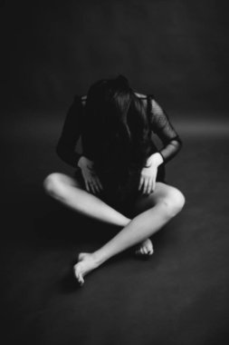 Güzel bir kadının siyah-beyaz sanat modadan sürrealist portresi, güzel bir modelin moda stüdyo resmi.